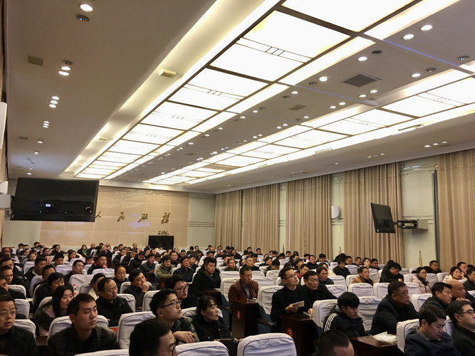 郑州大学张建华教授在为河南省产业转移扶贫活动进滑县大会，做题为《融入“互联网+”，践行管理创新，推动产业发展》的专题讲座