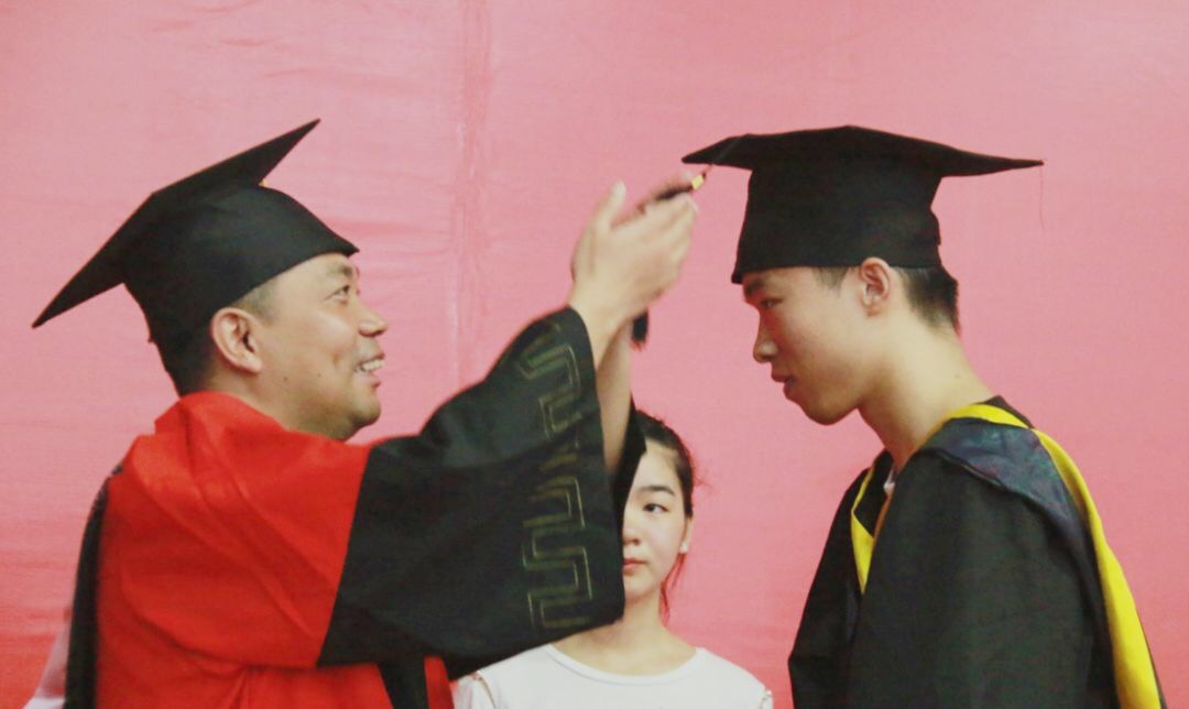 张建华教授作为学术（教授）委员会委员，参加了2018届毕业生学位授予仪式，为获得学位的毕业生完成拨穗仪式并颁发学位证书