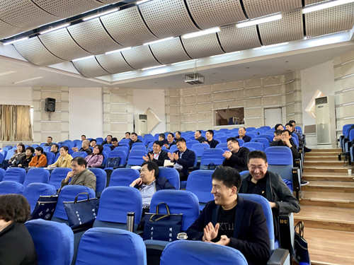 在河南大学逸夫科技馆，郑州大学张建华教授为登封市教育系统管理者领导力提升培训班，做题为《互联网发展与智慧教育》的专题讲座