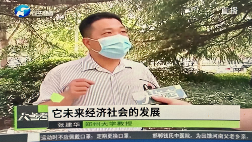 郑州大学张建华教授 郑州大学张建华教授在盛和苑南门接受河南电视台记者采访,点评郑州市拟放宽落户政策