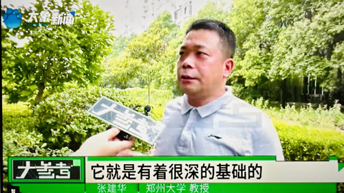 郑州大学张建华教授在盛和苑南门接受河南电视台记者采访，点评日趋火热的羽毛球运动