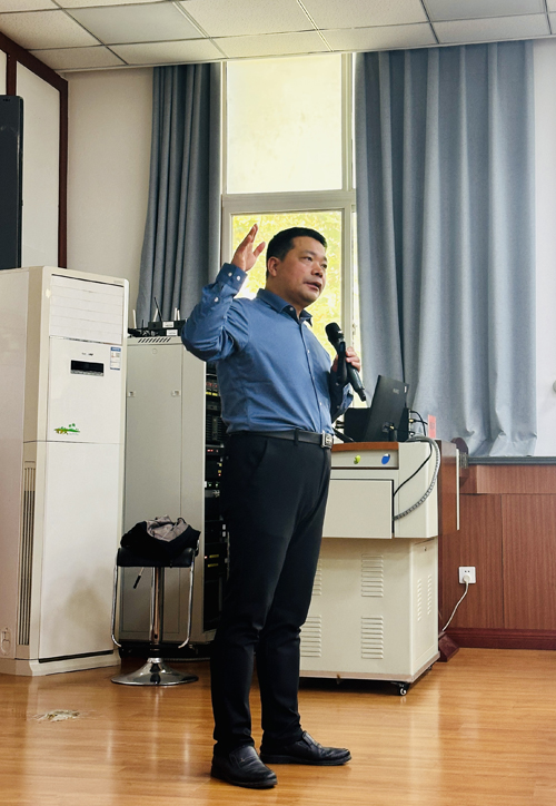 郑州大学张建华教授 张建华教授为河南交投集团2025年度干部教育培训班,作题为《互联网+大数据时代,信息技术与智慧交通建设》的专题讲座