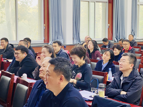 郑州大学张建华教授 张建华教授为河南交投集团2025年度干部教育培训班,作题为《互联网+大数据时代,信息技术与智慧交通建设》的专题讲座