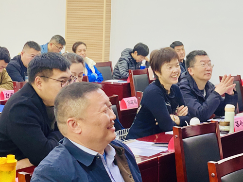 郑州大学张建华教授 张建华教授为河南交投集团2025年度干部教育培训班,作题为《互联网+大数据时代,信息技术与智慧交通建设》的专题讲座