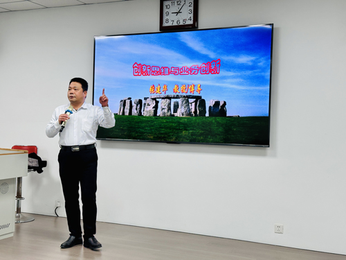 张建华教授在许昌为烟草物流系统培训班 ，作题为《创新思维与业务创新》的专题讲座