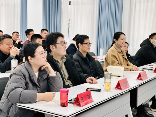 张建华教授在许昌为烟草物流系统培训班 ，作题为《创新思维与业务创新》的专题讲座