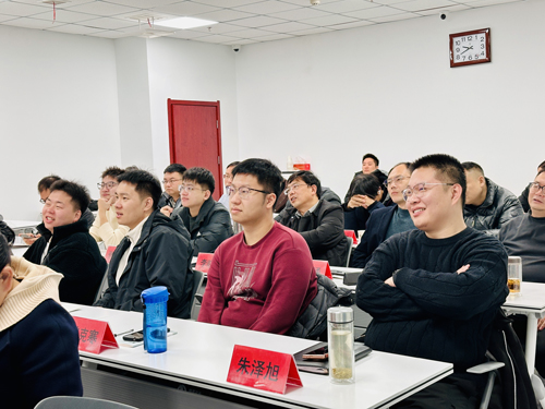 张建华教授在许昌为烟草物流系统培训班 ，作题为《创新思维与业务创新》的专题讲座